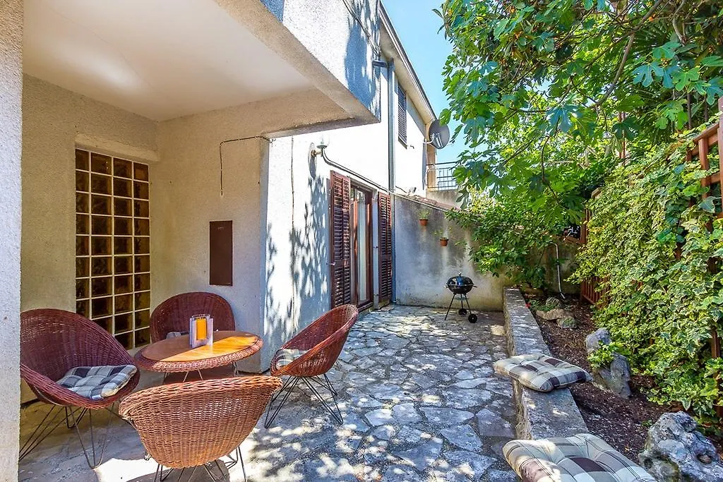 Holiday Home Ermanna PUY